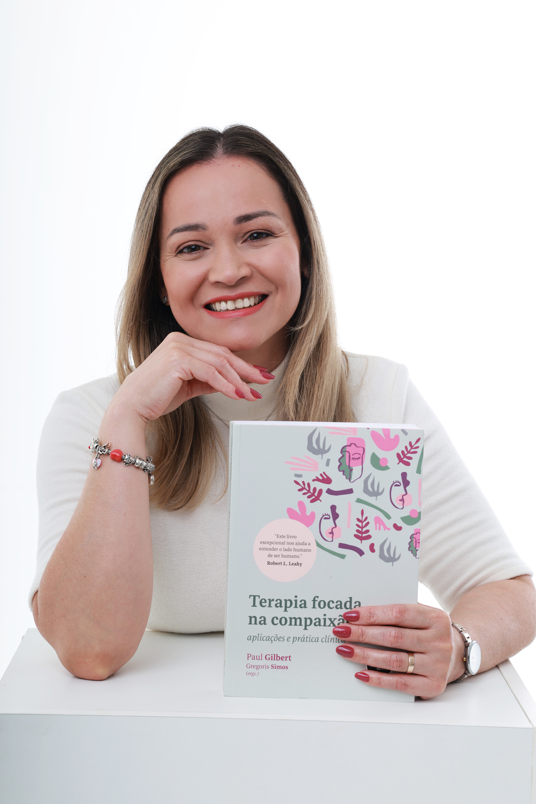 Andréa Porfírio em ambiente de consulta.